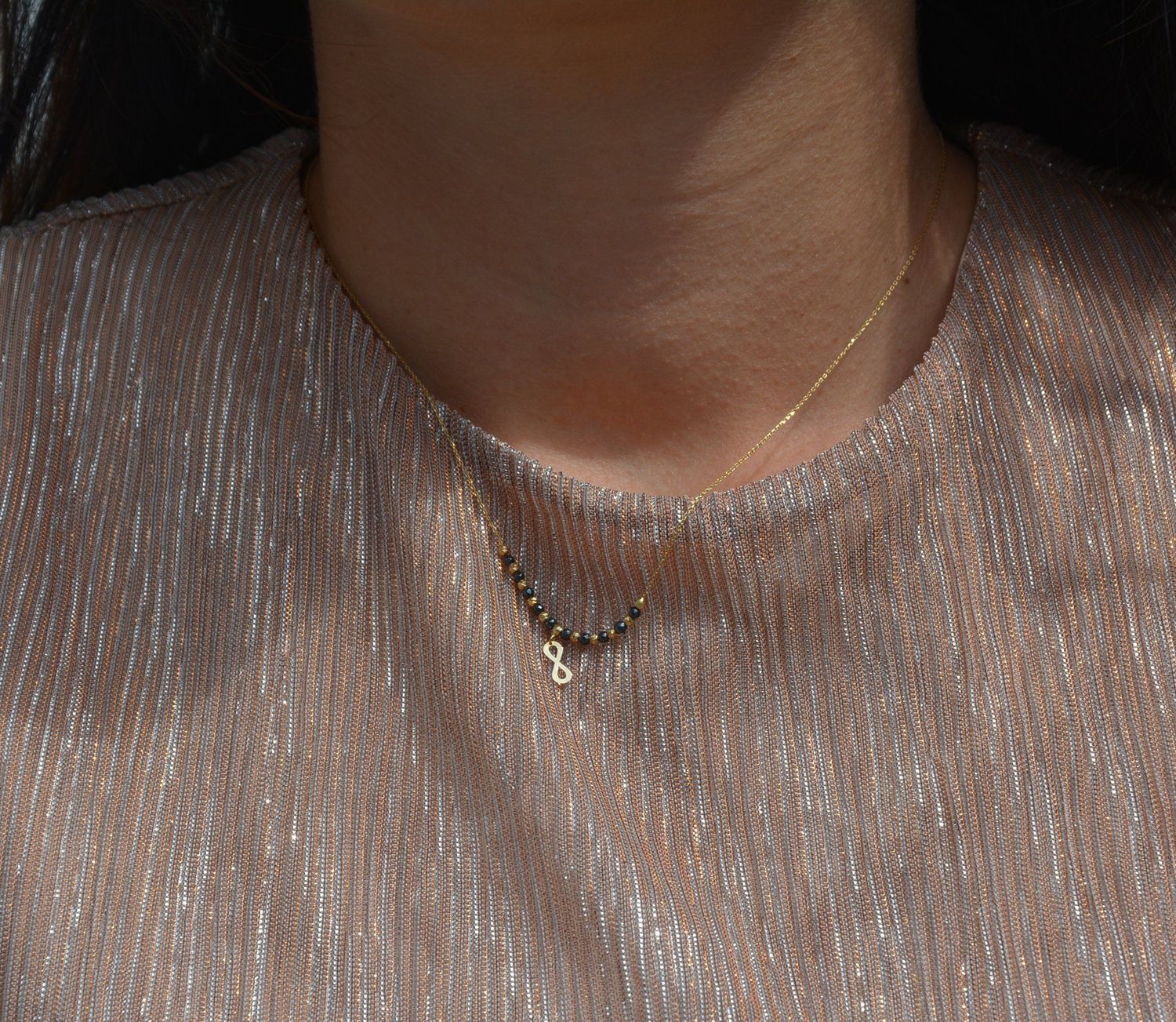 Złoty naszyjnik celebrytka 585 czarne i złote kuleczki, znak nieskończoności.jpg